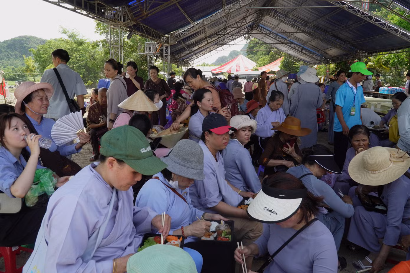 Khu vực nghỉ chân, ăn uống đón hàng ngàn người sau khi chiêm bái. Nhiều người cho hay sẽ đến chiêm bái xá lợi thêm vài lần nữa, trước khi xá lợi được cung rước về nước. Đà Nẵng là nơi cung đón xá lợi Phật cuối cùng ở Việt Nam. Sau khi tôn trí ở chùa Quán Thế Âm, xá lợi Phật sẽ được cung rước về Ấn Độ vào ngày 2/6. Khu vực nghỉ chân, ăn uống đón hàng ngàn người sau khi chiêm bái. Nhiều người cho hay sẽ đến chiêm bái xá lợi thêm vài lần nữa, trước khi xá lợi được cung rước về nước. Đà Nẵng là nơi cung đón xá lợi Phật cuối cùng ở Việt Nam. Sau khi tôn trí ở chùa Quán Thế Âm, xá lợi Phật sẽ được cung rước về Ấn Độ vào ngày 2/6.