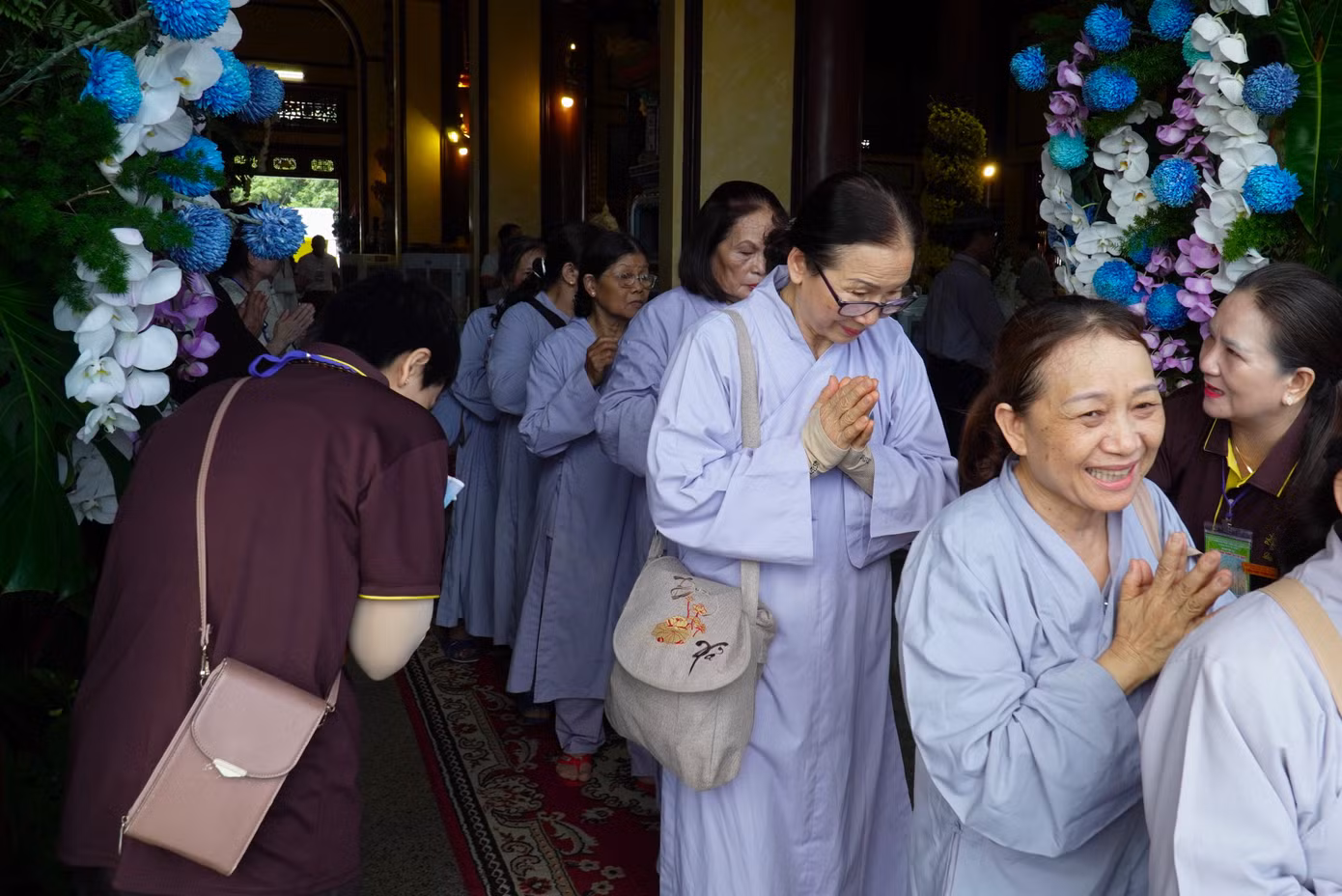 Người dân xúc động, mãn nguyện khi được chiêm bái, tận mắt thấy xá lợi. “Chúng tôi đón xe từ Đắk Lắk xuống đây từ đêm qua, sáng nay đã xếp hàng thật sớm vào chiêm bái xá lợi. Đây là phước duyên rất lớn”, chị Nguyễn Thị Thủy (quê Đắk Lắk) chia sẻ. Người dân xúc động, mãn nguyện khi được chiêm bái, tận mắt thấy xá lợi. “Chúng tôi đón xe từ Đắk Lắk xuống đây từ đêm qua, sáng nay đã xếp hàng thật sớm vào chiêm bái xá lợi. Đây là phước duyên rất lớn”, chị Nguyễn Thị Thủy (quê Đắk Lắk) chia sẻ.
