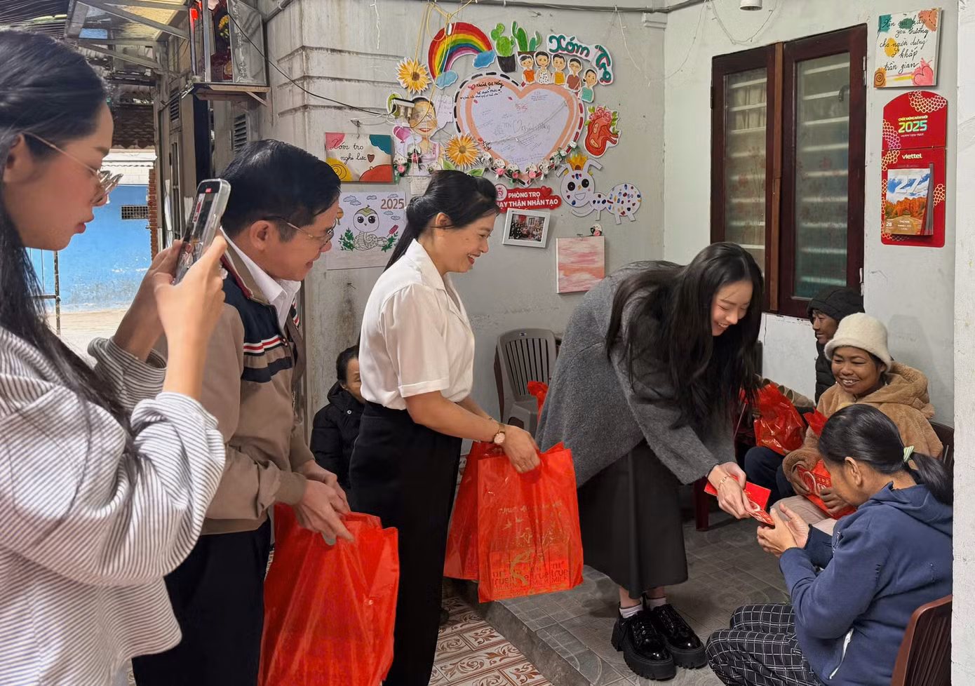 Thanh Thủy và gia đình đã trao 14 phần quà Tết và tiền mặt cho các bệnh nhân trong xóm chạy thận. Chị Hà (quê Quảng Nam) xúc động: "Chúng tôi thật sự thấy mình được quan tâm, động viên. Xin cám ơn hoa hậu Thanh Thủy cùng gia đình đã tiếp thêm năng lượng, tình cảm đến xóm chạy thận", chị trải lòng. Thanh Thủy và gia đình đã trao 14 phần quà Tết và tiền mặt cho các bệnh nhân trong xóm chạy thận. Chị Hà (quê Quảng Nam) xúc động: "Chúng tôi thật sự thấy mình được quan tâm, động viên. Xin cám ơn hoa hậu Thanh Thủy cùng gia đình đã tiếp thêm năng lượng, tình cảm đến xóm chạy thận", chị trải lòng.