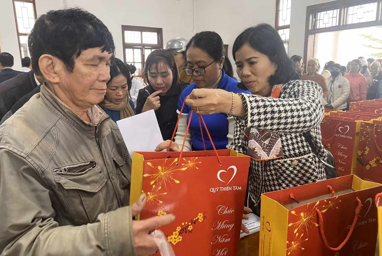 Những phần quà Tết đến với người dân khó khăn.