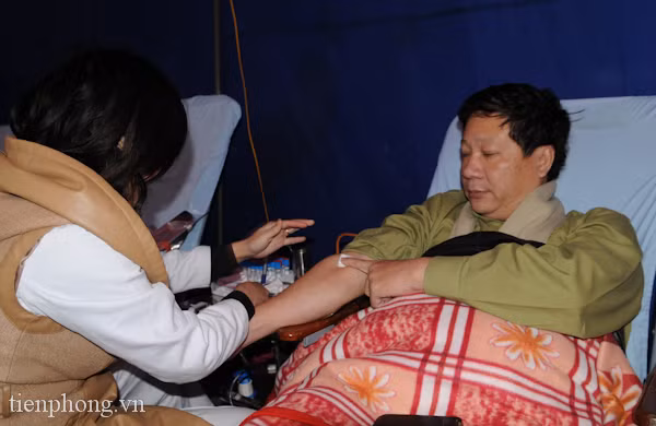 Ông Nguyễn Thanh Sơn (cán bộ Cục Kinh tế, Bộ Công An) tham gia hiến máu. Ảnh: Tuấn Nguyễn. Chú Nguyễn Thanh Sơn (cán bộ Cục Kinh tế, Bộ Công An) tham gia hiến máu. Ảnh: Tuấn Nguyễn.