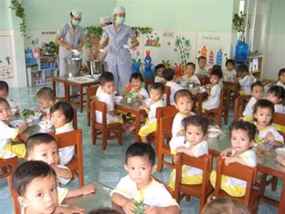 Giờ ăn trưa của các cháu lớp Mầm - Ảnh: Đức Thịnh