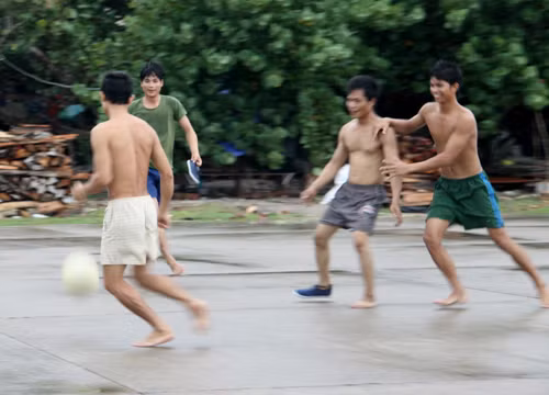 Không thiếu những tiếng cười vui vẻ trên sân đấu độc đáo này