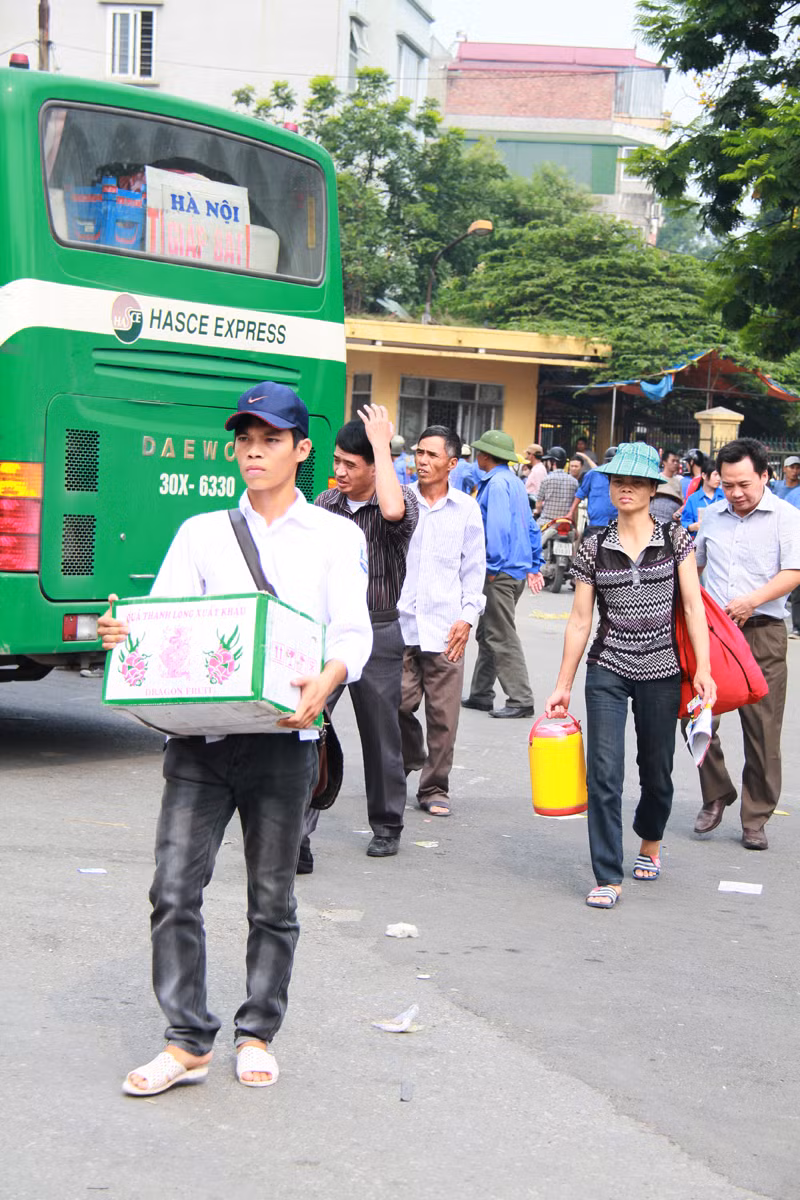 Hôm nay, 30 - 6, hàng ngàn sĩ tử cùng phụ huynh bắt xe về Hà Nội, chuẩn bị dự thi Đại học. Ảnh: Trường Phong