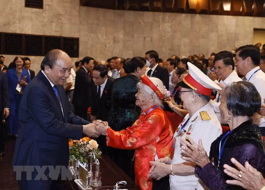 Chủ tịch nước Nguyễn Xuân Phúc với các Mẹ Việt Nam Anh hùng tại Lễ kỷ niệm. (Ảnh: Thống Nhất/TTXVN) Chủ tịch nước Nguyễn Xuân Phúc với các Mẹ Việt Nam Anh hùng tại Lễ kỷ niệm. (Ảnh: Thống Nhất/TTXVN)