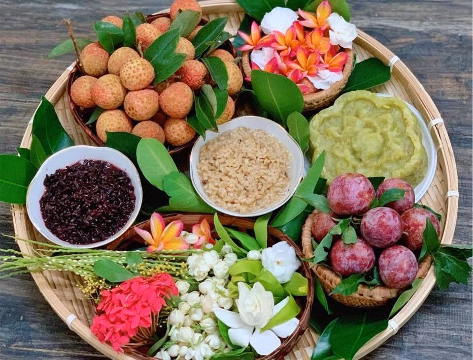 Hình ảnh một mâm cỗ cúng Tết Đoan Ngọ ngày nay.