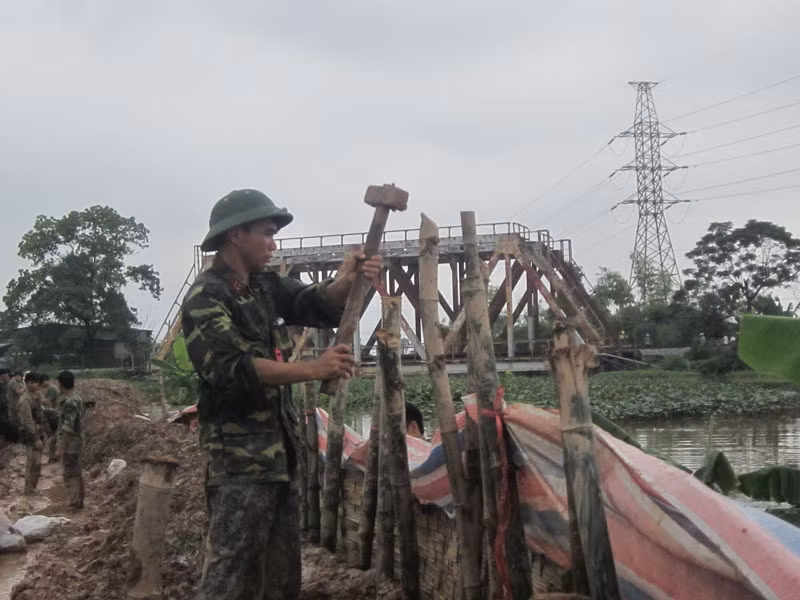 Đến trưa 9/8 hơn 150 bộ đội vẫn bám trụ đê