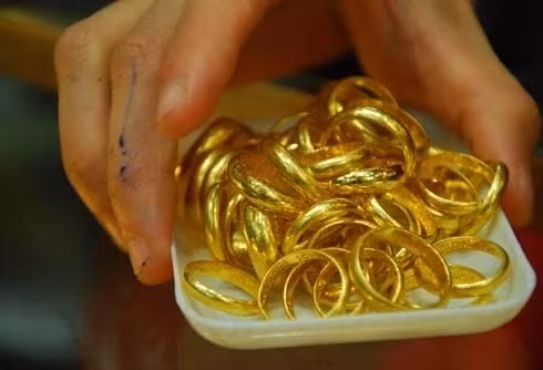 Vàng nhẫn tròn trơn tăng cả triệu đồng, người mua vàng lãi to (ảnh minh họa: Dân trí). Vàng nhẫn tròn trơn tăng cả triệu đồng, người mua vàng lãi to (ảnh minh họa: Dân trí).