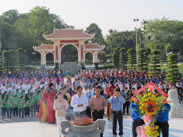Học sinh Trường THPT chuyên Phan Ngọc Hiển báo công thành tích học tập, rèn luyện…tại Khu tưởng niệm Bác Hồ