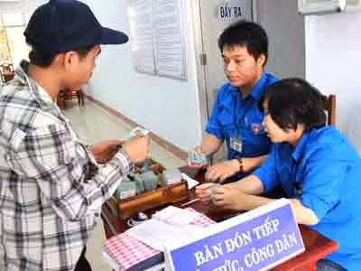 Nhờ sự hướng dẫn tổ giúp dân, người dân hoàn thiện thủ tục nhanh gọn. Ảnh: Nguyễn Huy