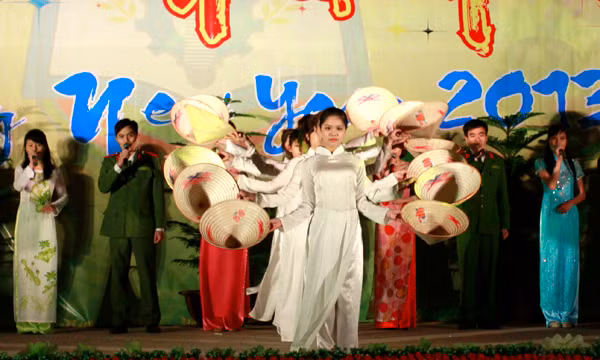 Và nét Việt được thể hiện tại đêm Dạ hội có hình ảnh áo dài, nón lá gắn với màn múa hát 