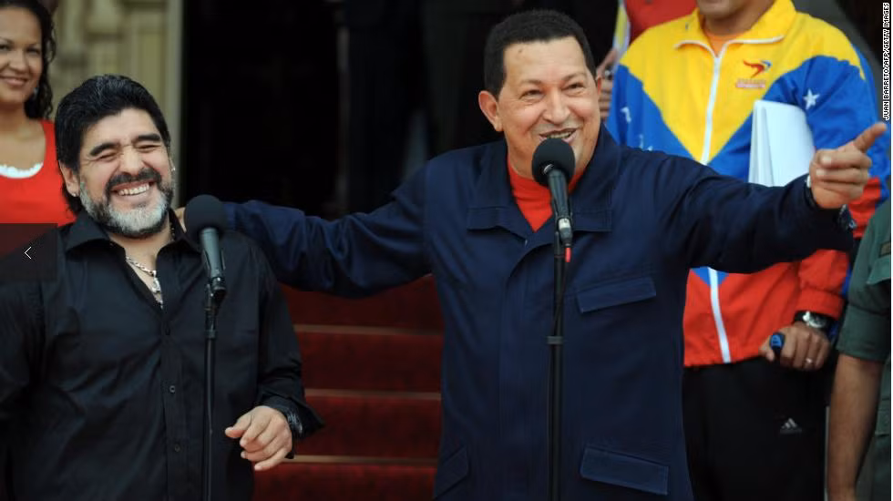 Huyền thoại bóng đá Arrgentina Diego Maradona vui mừng gặp mặt tổng thống Hugo Chavez tại cuộc họp báo diễn ra ở Caracas hôm 22 - 7 - 2010
