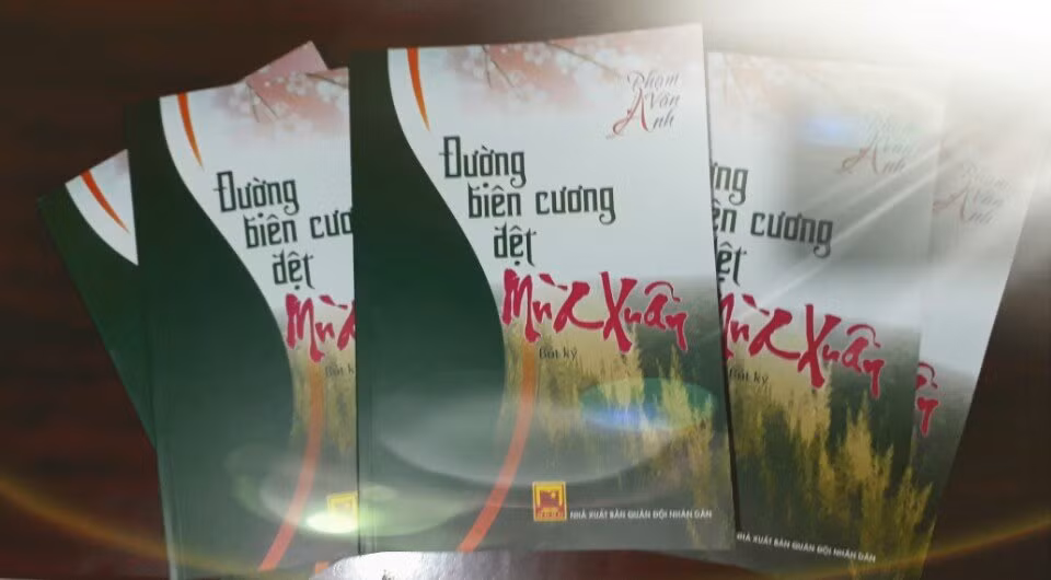 Nữ chiến sĩ quân hàm xanh dệt mùa xuân biên cương ảnh 1