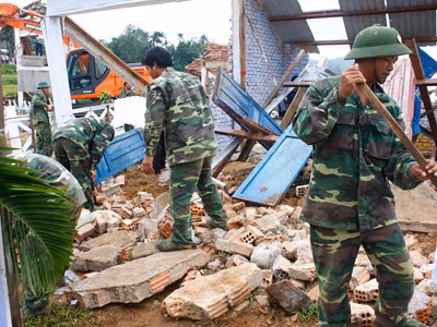 Lực lượng chức năng tìm kiếm người bị nạn trong đống đổ nát