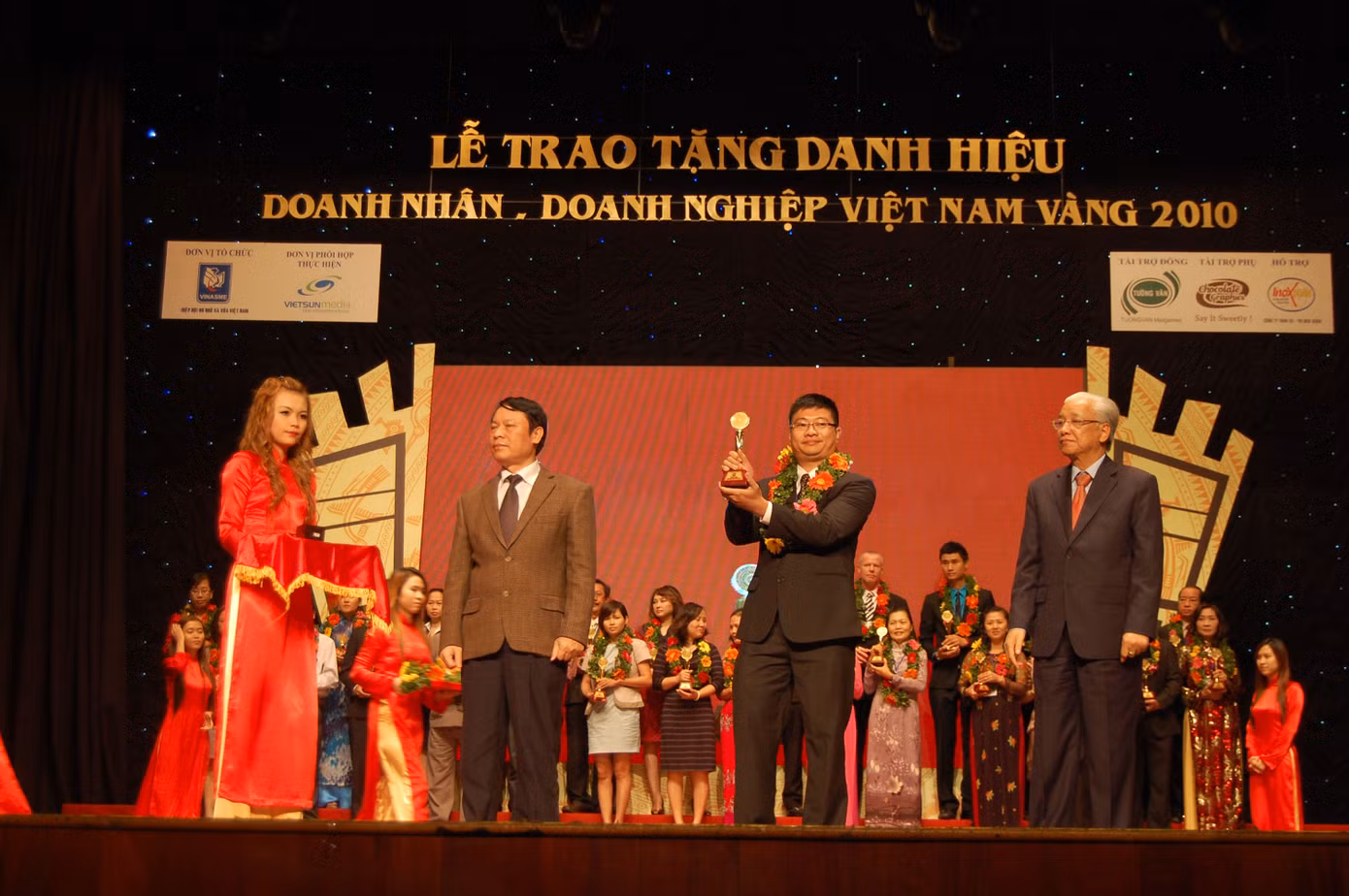 VINA Design nhận cúp vàng “Doanh nhân – Doanh nghiệp Việt Nam vàng 2010” ảnh 1