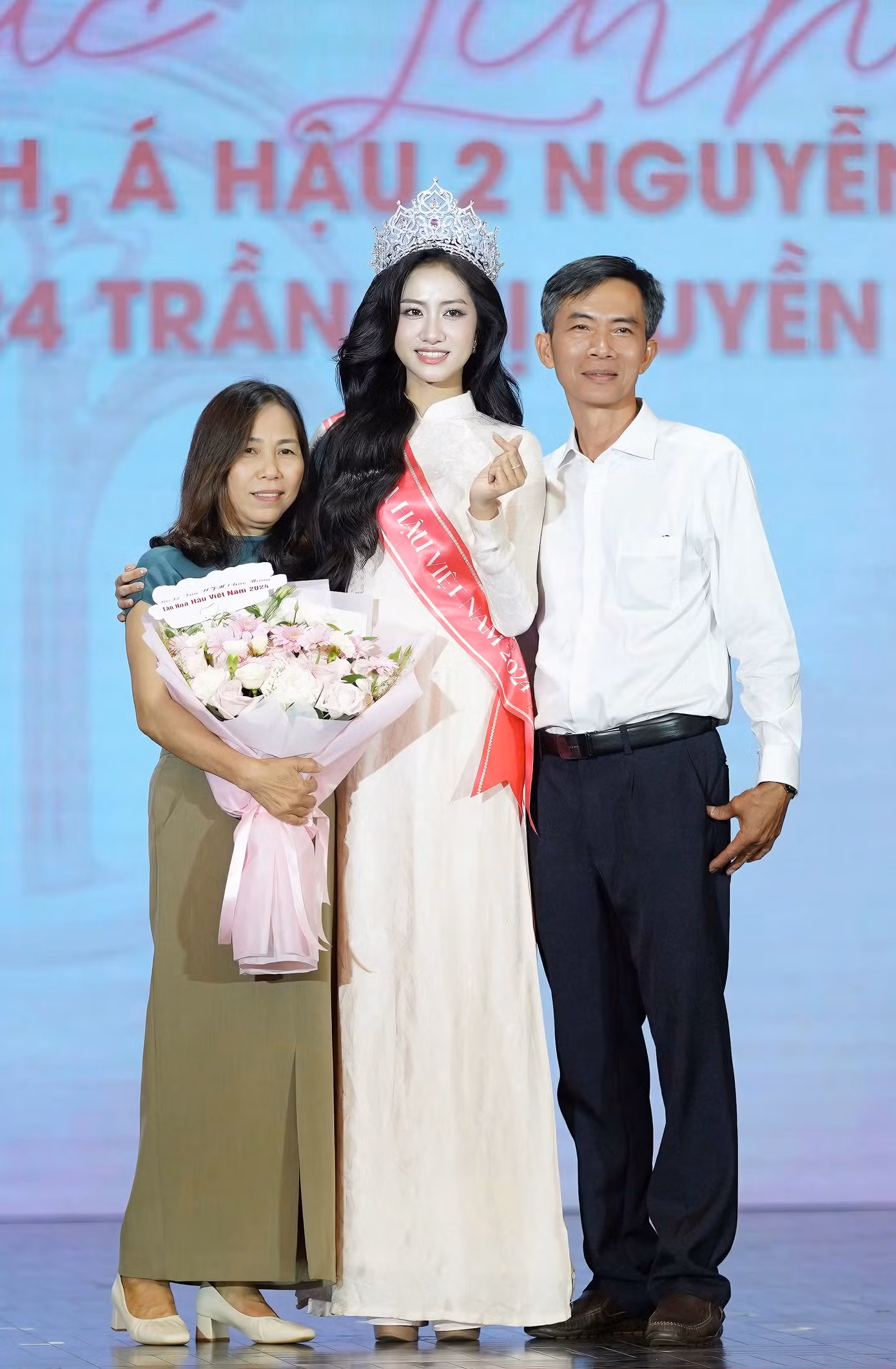 Hoa hậu Hà Trúc Linh lưu lại khoảnh khắc đáng nhớ bên bố mẹ. Người đẹp chia sẻ muốn ăn canh chua lá giang mẹ nấu khi trở về nhà. "Đó là món gắn liền với bữa cơm gia đình và tuổi thơ của em", Hà Trúc Linh cho hay. Ảnh: Phạm Nguyễn.