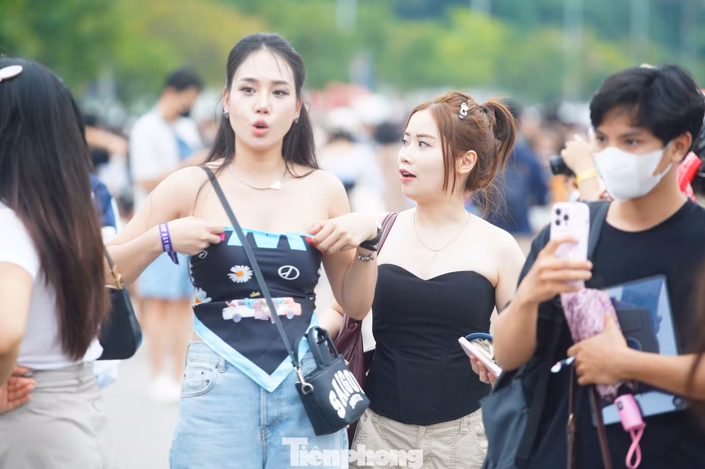 Thời tiết Hà Nội khá mát mẻ, nhiều fan nữ chọn đồ sexy khoe vóc dáng đến cổ vũ dàn sao Kpop.
