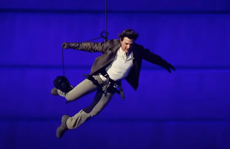 Tài tử Tom Cruise tự mình thực hiện màn đu dây mạo hiểm không khác gì cảnh phim Nhiệm vụ bất khả thitại bế mạc Olympic 2024. Ảnh:Getty.