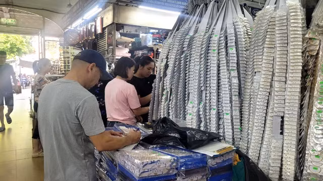 Hoạt động mua sắm tại chợ Đồng Xuân.