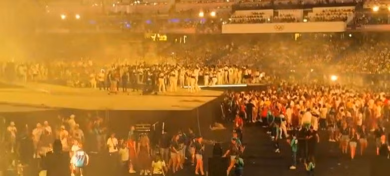 Lễ bế mạc Olympic trở nên hỗn loạn sau khi các vận động viên tràn lên sân khấu. Ảnh: X/@richardavsmith. Lễ bế mạc Olympic trở nên hỗn loạn sau khi các vận động viên tràn lên sân khấu. Ảnh: X/@richardavsmith.