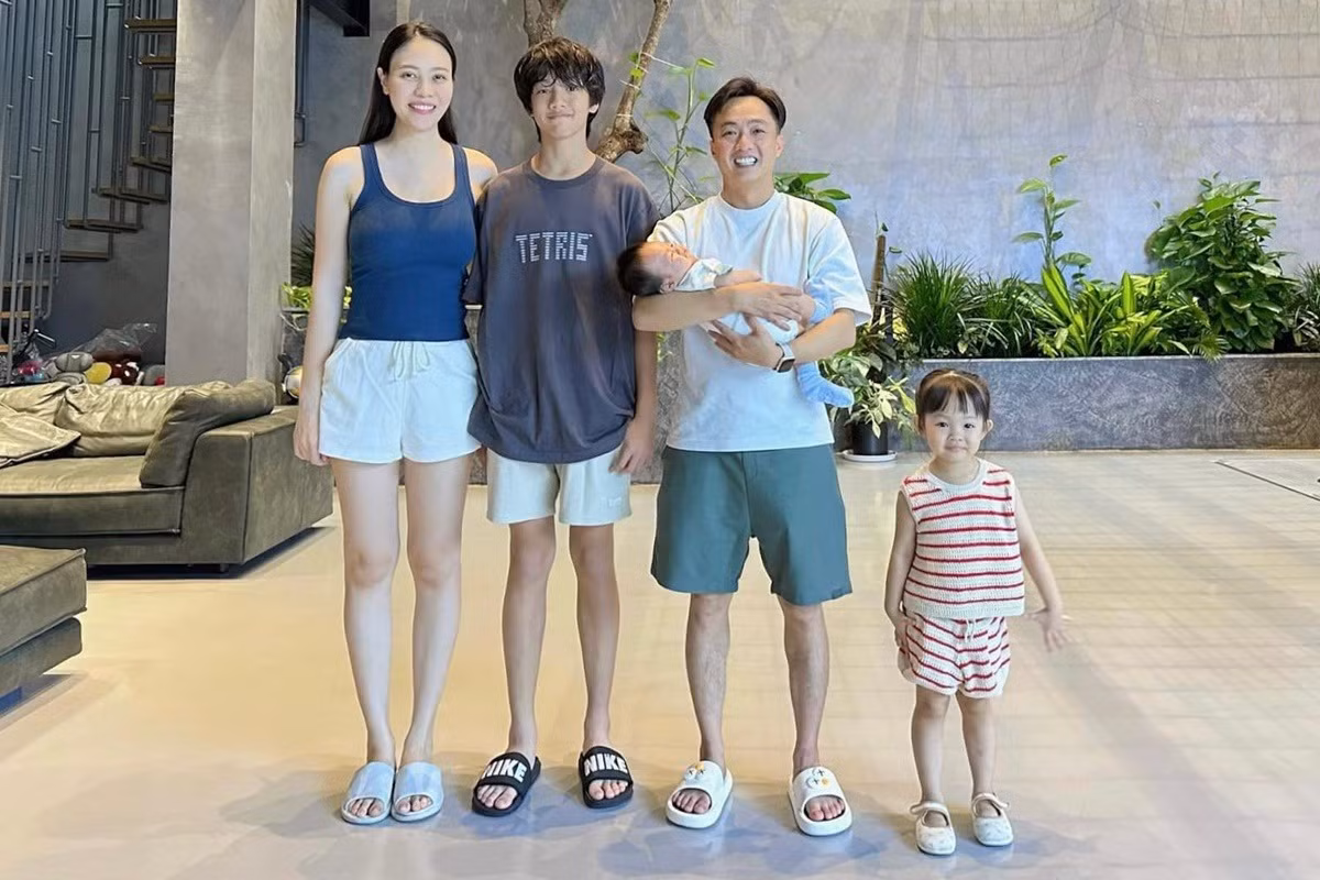 Thời gian ở cùng bố, Subeo thường cùng cả nhà đi du lịch đó đây. Cường Đô La chia sẻ nhiều hình ảnh con trai lớn yêu thương, chăm sóc hai em Suchin và Sutin.