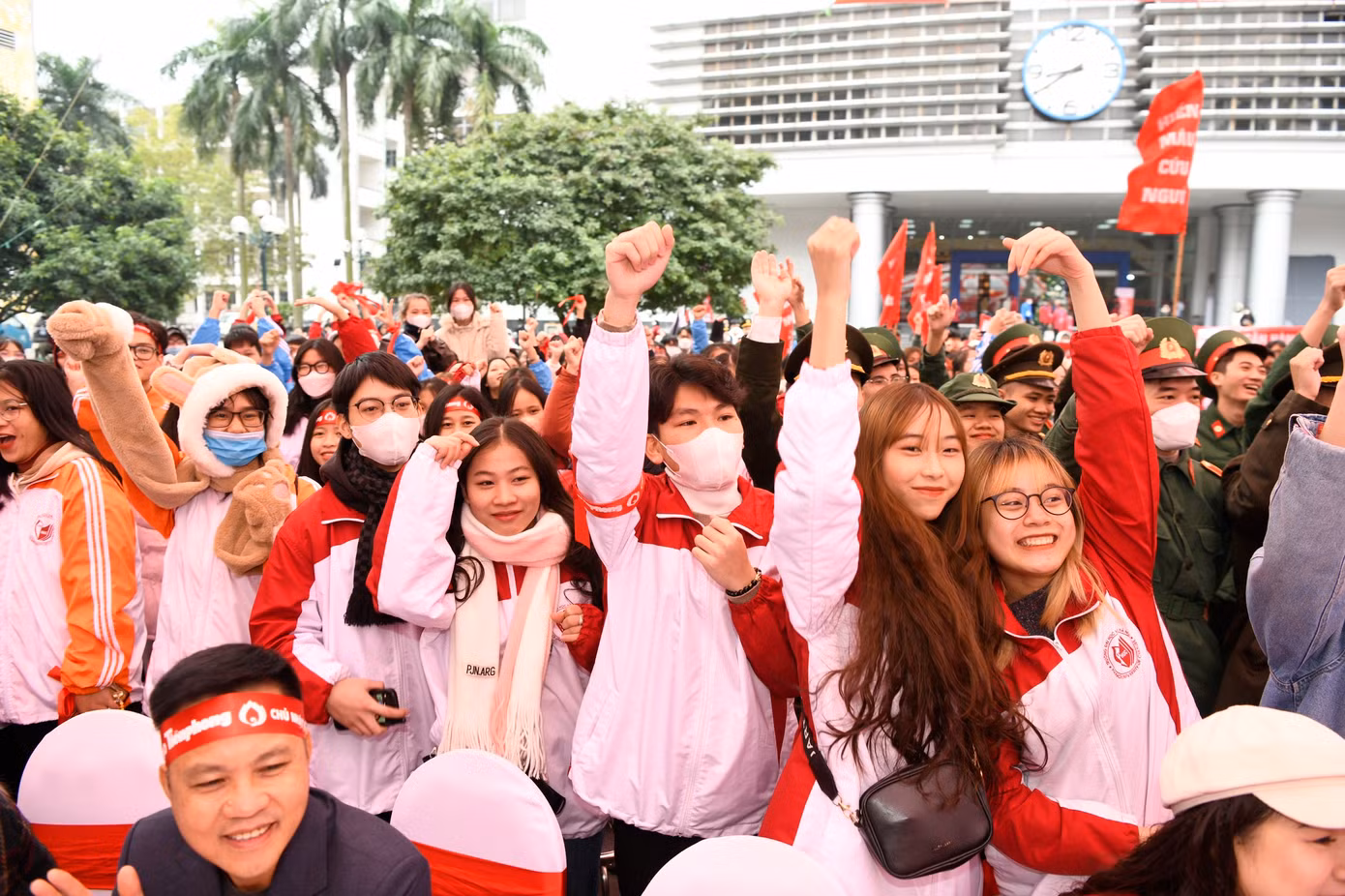 Không khí Chủ Nhật Đỏ làm xóa tan lạnh giá của thời tiết Hà Nội hôm nay. Không khí Chủ Nhật Đỏ làm xóa tan lạnh giá của thời tiết Hà Nội hôm nay.