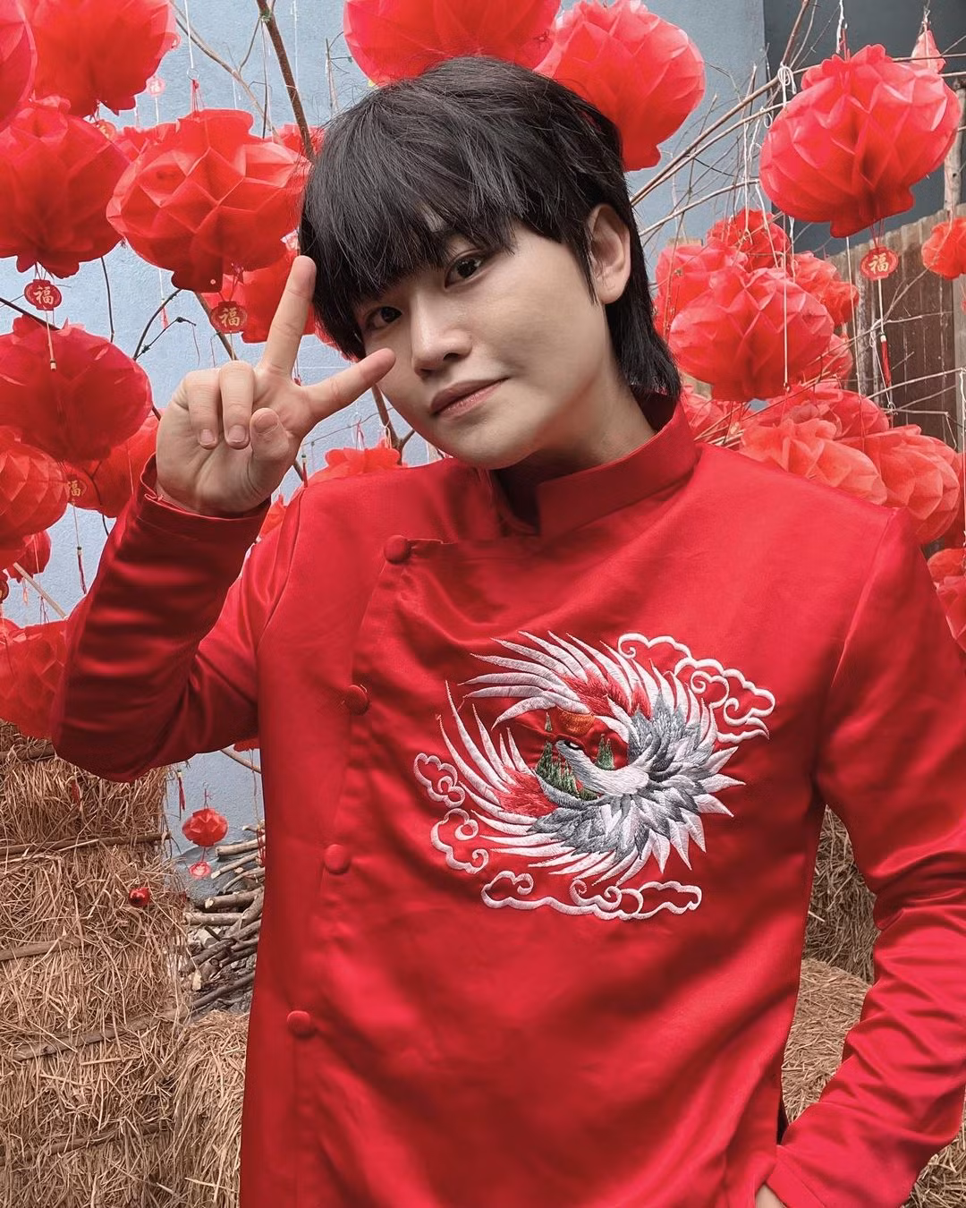 Không có vẻ bề ngoài quá nổi bật nhưng Min Woo được đánh giá cao bởi khả năng trình diễn và làm chủ sân khấu. Cậu có nhiều tài khoản mạng xã hội tương tác với người hâm mộ như Instagram với hơn 32.000 người theo dõi, TikTok hút hơn 100.000 tài khoản nhấn quan tâm.
