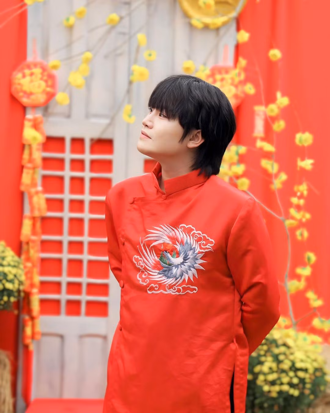 Có bố người Hàn Quốc, mẹ gốc Đồng Nai (Việt Nam), Hwang Min Woo từng nhiều lần về quê hương. Dịp Tết Nguyên đán Giáp Thìn 2024, Min Woo cùng em trai và bố mẹ trao phần quà cho nhiều hộ gia đình khó khăn ở huyện Định Quán, Đồng Nai.