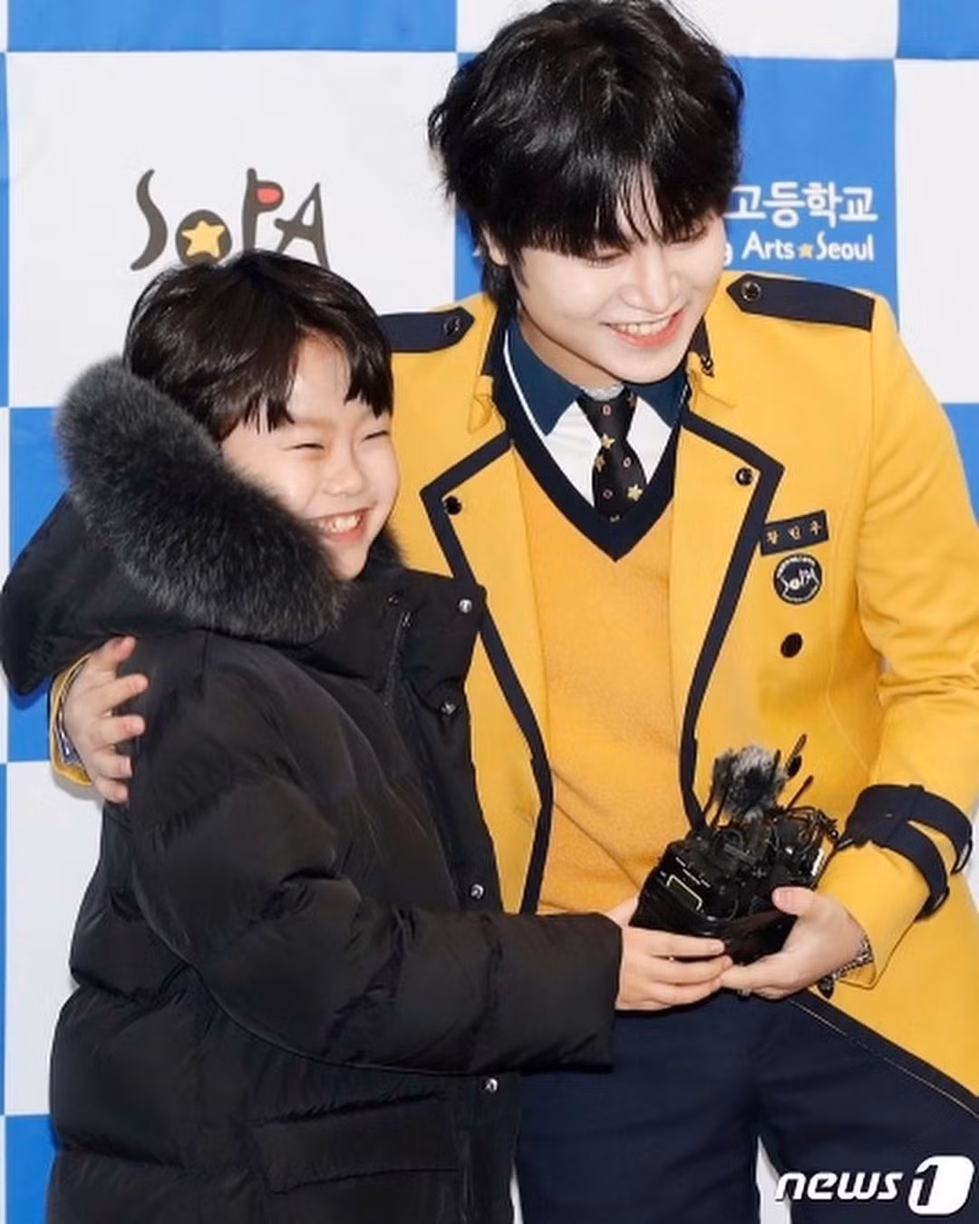 Hwang Min Woo theo học tại trường Biểu diễn Nghệ thuật Seoul (SOPA), ngôi trường mang tính biểu tượng và từng là nơi đào tạo của nhiều thần tượng lớn như Jungkook (BTS), Kai, Sehun (EXO), YunHo (ATEEZ)…