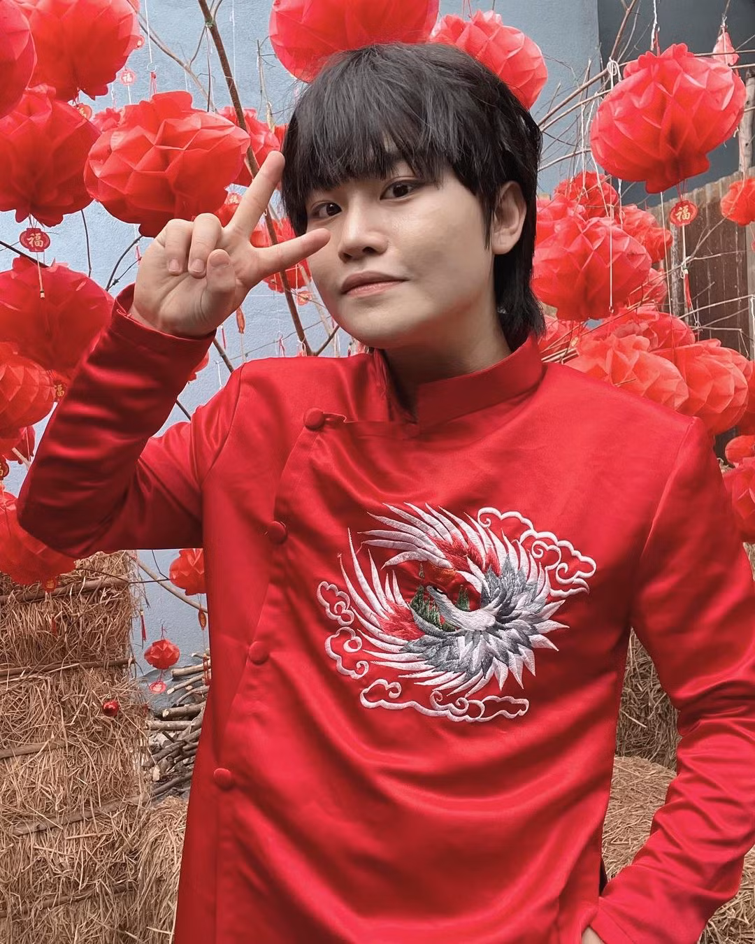 Không có vẻ bề ngoài quá nổi bật nhưng Min Woo được đánh giá cao bởi khả năng trình diễn và làm chủ sân khấu. Cậu có nhiều tài khoản mạng xã hội tương tác với người hâm mộ như Instagram với hơn 32.000 người theo dõi, TikTok hút hơn 100.000 tài khoản nhấn quan tâm.