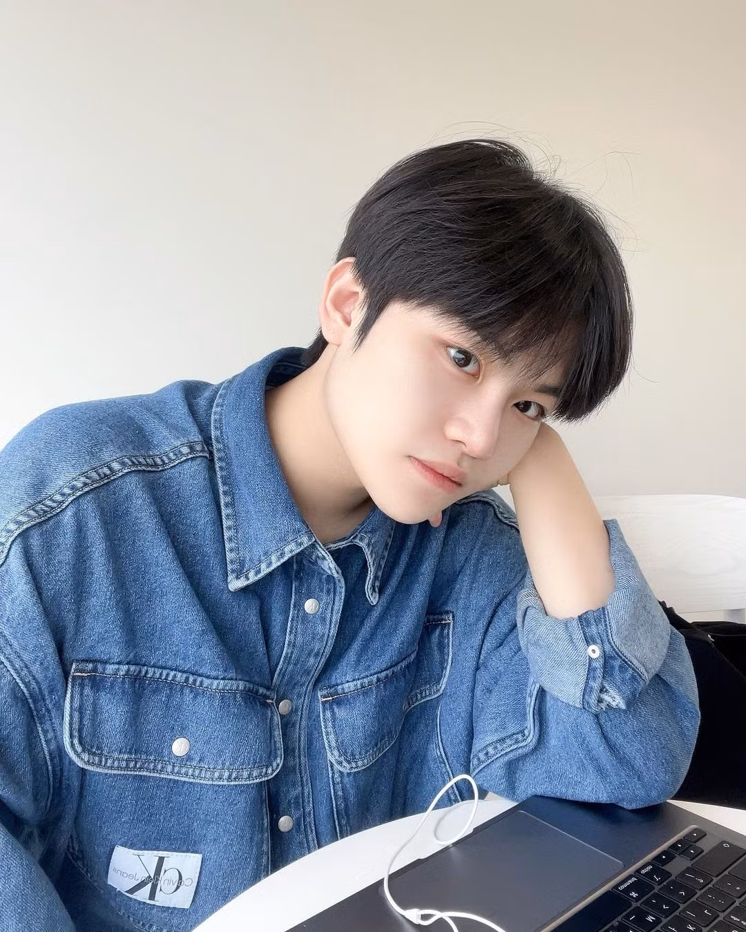 Sau 12 năm, “PSY nhí” ngày nào đã trở thành chàng thanh niên 18 tuổi. Suốt quãng thời gian đó, Min Woo vẫn được quan tâm nhờ những nội dung, phong cách ăn theo Gangnam Style. Cậu có một số sản phẩm âm nhạc như Show+Time (2013), Ariarirang (2014)… nhưng không để lại nhiều ấn tượng.