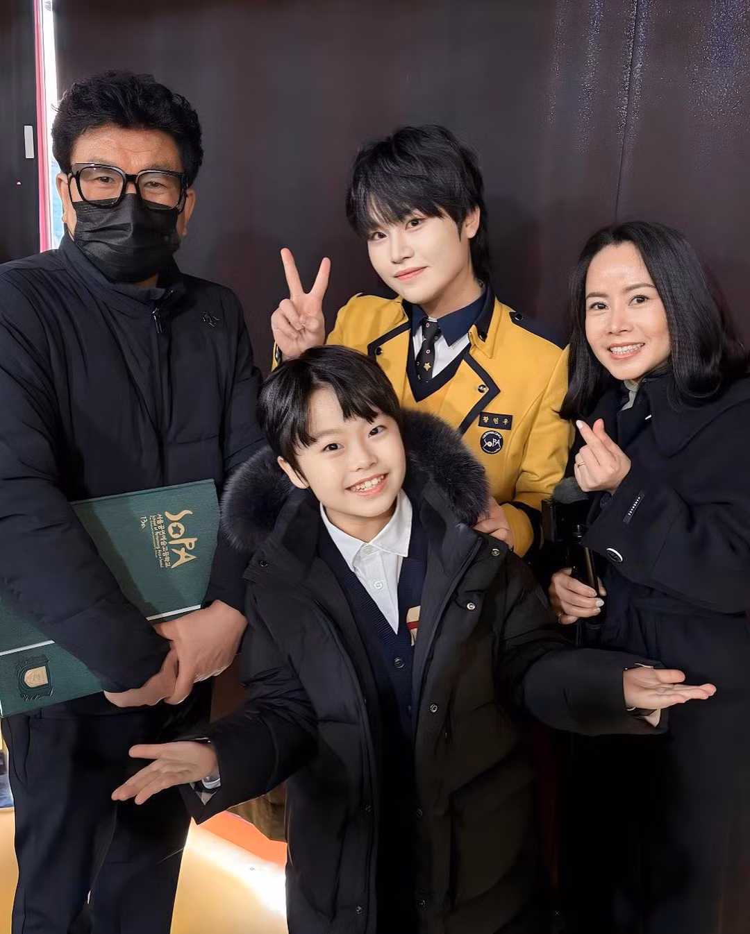 Hwang Min Woo theo học tại trường Biểu diễn Nghệ thuật Seoul (SOPA), ngôi trường mang tính biểu tượng và từng là nơi đào tạo của nhiều thần tượng lớn như Jungkook (BTS), Kai, Sehun (EXO), YunHo (ATEEZ)…