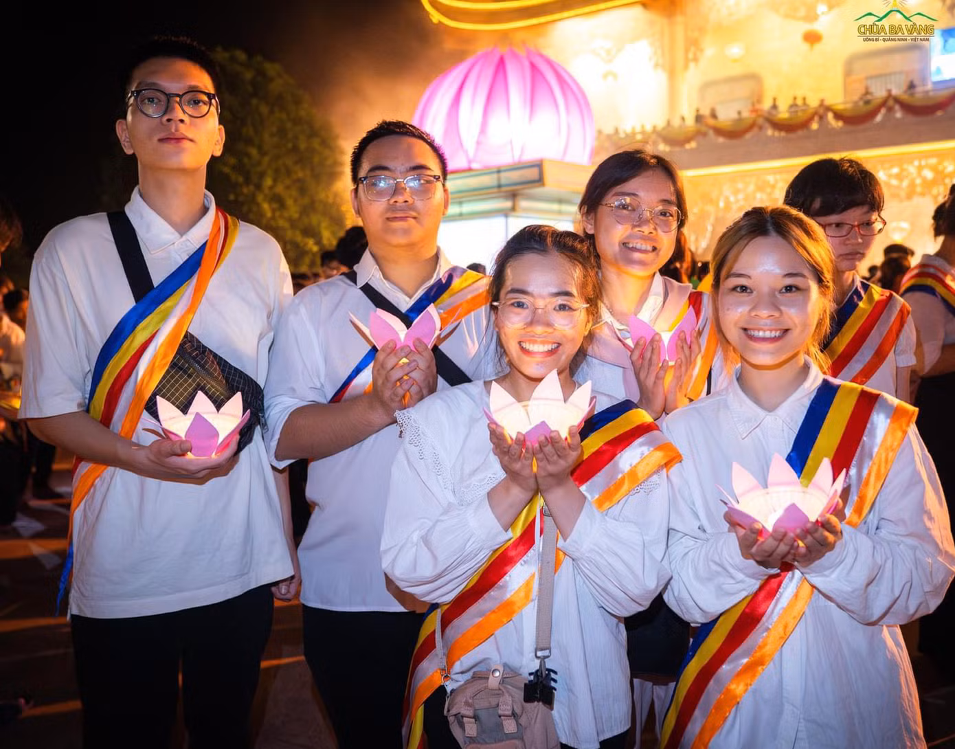 Hàng nghìn Phật tử trẻ đã tham gia đêm rước đăng cúng dường Đức Phật tại Chùa Ba Vàng. Hàng nghìn Phật tử trẻ đã tham gia đêm rước đăng cúng dường Đức Phật tại Chùa Ba Vàng.