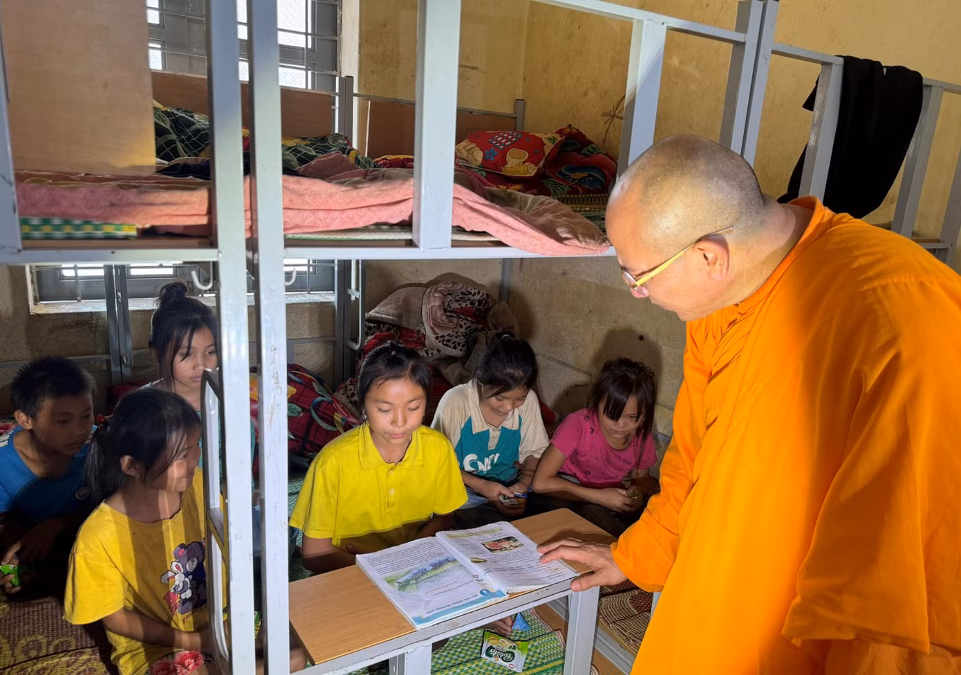 Các chư tăng Chùa Ba Vàng thăm và tặng quà các học sinh trường tiểu học nội trú Pa Thơm (Điện Biên). Các chư tăng Chùa Ba Vàng thăm và tặng quà các học sinh trường tiểu học nội trú Pa Thơm (Điện Biên).