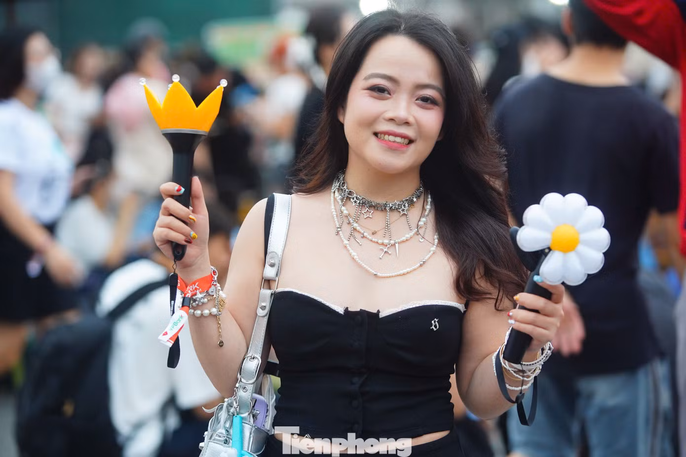 Các mẫu lightstick chính thức như hoa cúc, biểu tượng của G-Dragon, hay hình vương miện của Big Bang được bày bán phổ biến. Giá một cây lightstick Big Bang khoảng 300.000 đồng, bản của G-Dragon khoảng 800.000 đồng, pin thay có giá 30.000 đồng, hàng không chính hãng.