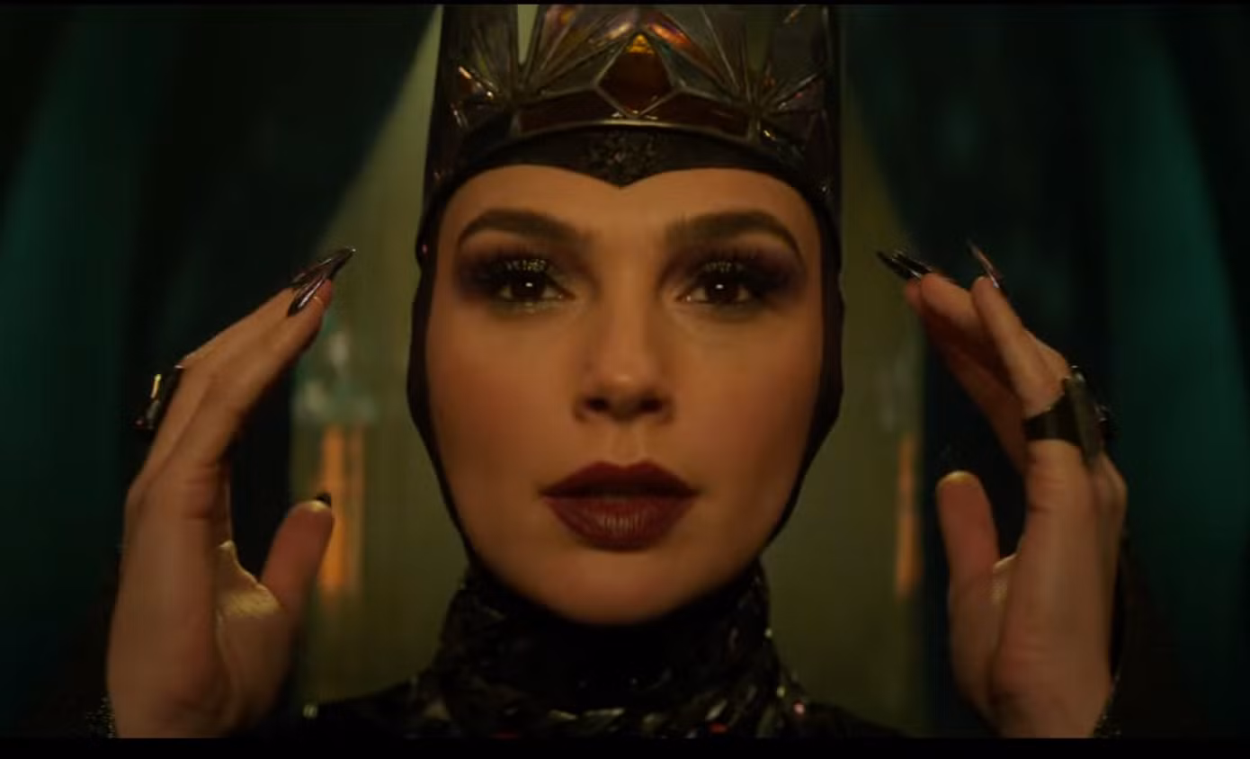 Bạch Tuyết do Rachel Zegler đóng và Hoàng hậu do Gal Gadot (phải) đảm nhận.