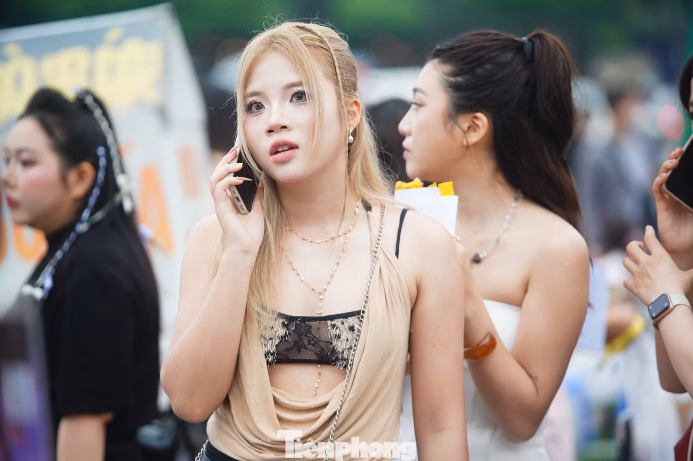 Thời tiết Hà Nội khá mát mẻ, nhiều fan nữ chọn đồ sexy khoe vóc dáng đến cổ vũ dàn sao Kpop.
