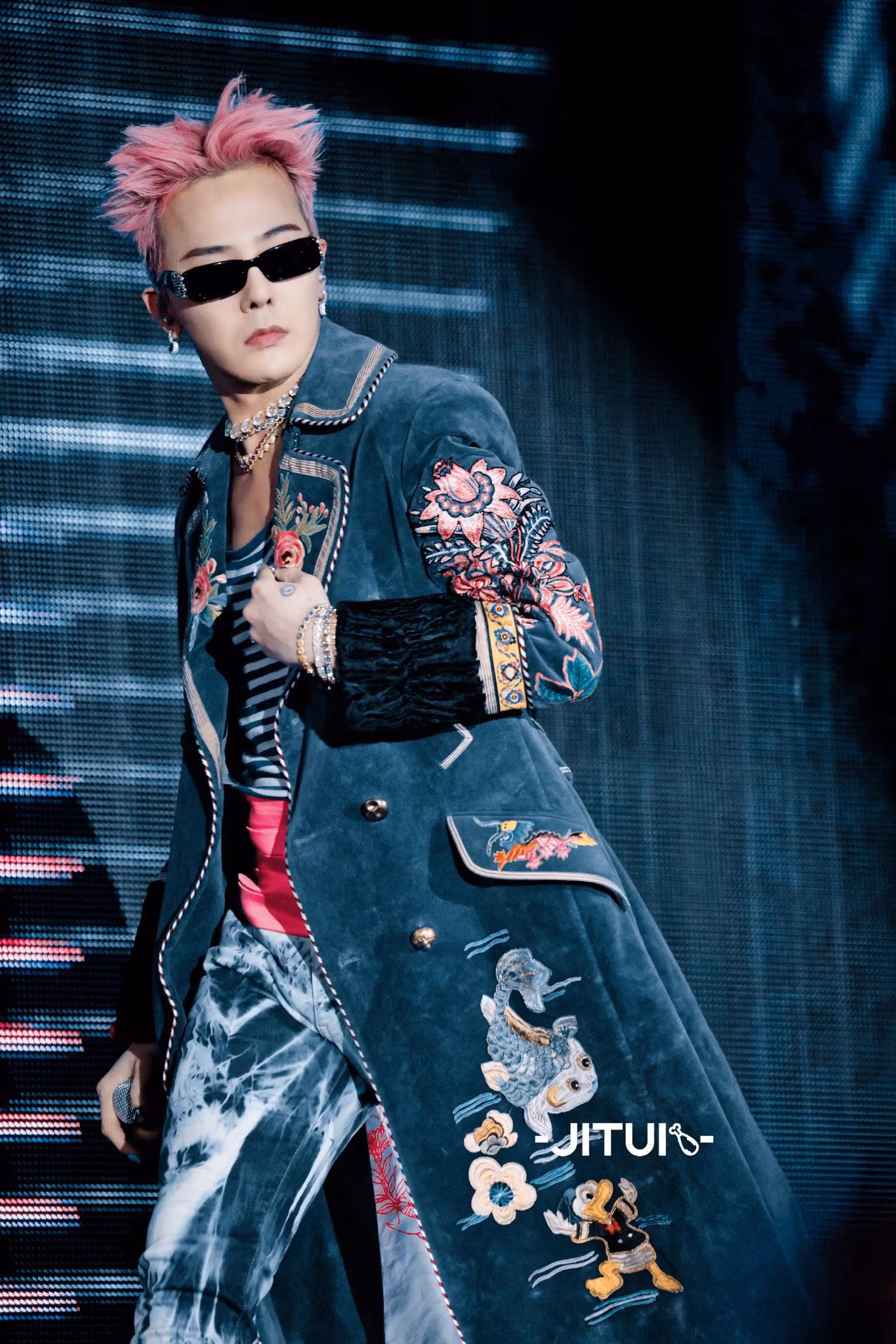 G-Dragon cùng dàn sao Kpop biểu diễn ở sân Mỹ Đình tối 21/6. G-Dragon cùng dàn sao Kpop biểu diễn ở sân Mỹ Đình tối 21/6.