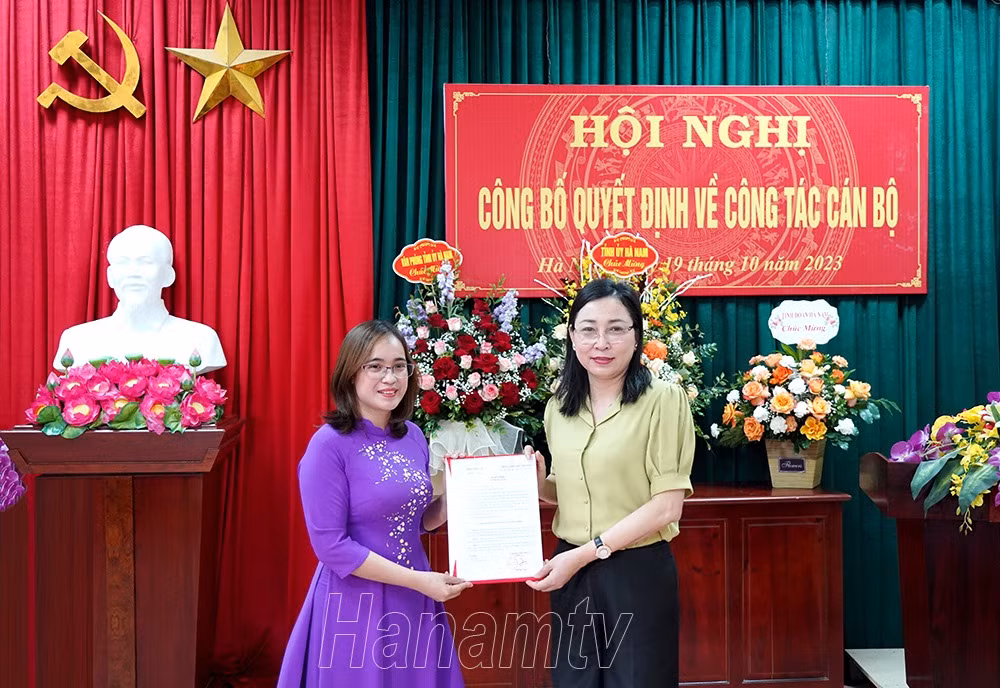 Phó Bí thư Thường trực Tỉnh ủy Đinh Thị Lụa trao quyết định của BTV Tỉnh ủy về công tác cán bộ cho bà Nguyễn Thị Phương Quỳnh.