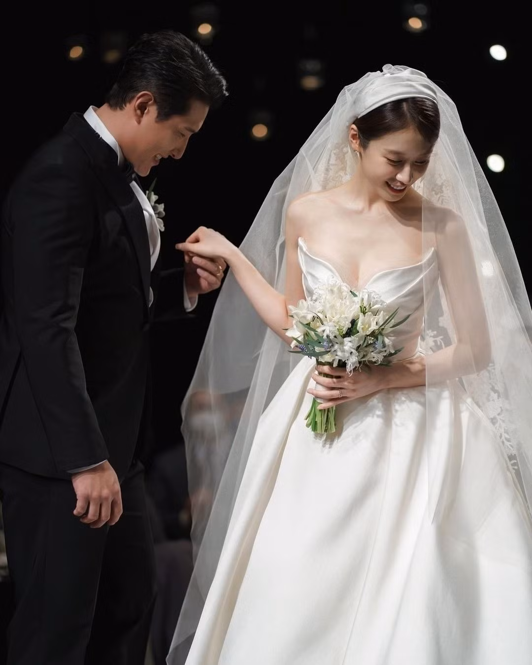 Nữ ca sĩ đổ vỡ hôn nhân sau 2 năm. Nữ ca sĩ đổ vỡ hôn nhân sau 2 năm.