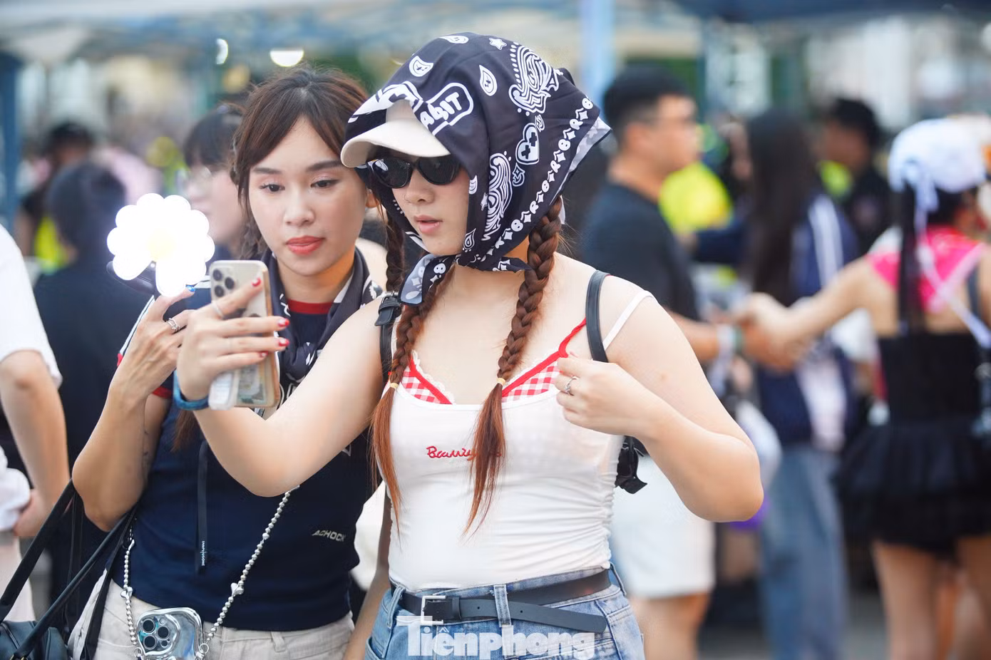 Từ 15h chiều 21/6, rất đông fan Kpop đã có mặt trước sân vận động quốc gia Mỹ Đình, địa điểm tổ chức Kpop K-Star Spark in Vietnam 2025 - Presented by VPBank. Phần đông khán giả đến đây là fan của G-Dragon.
