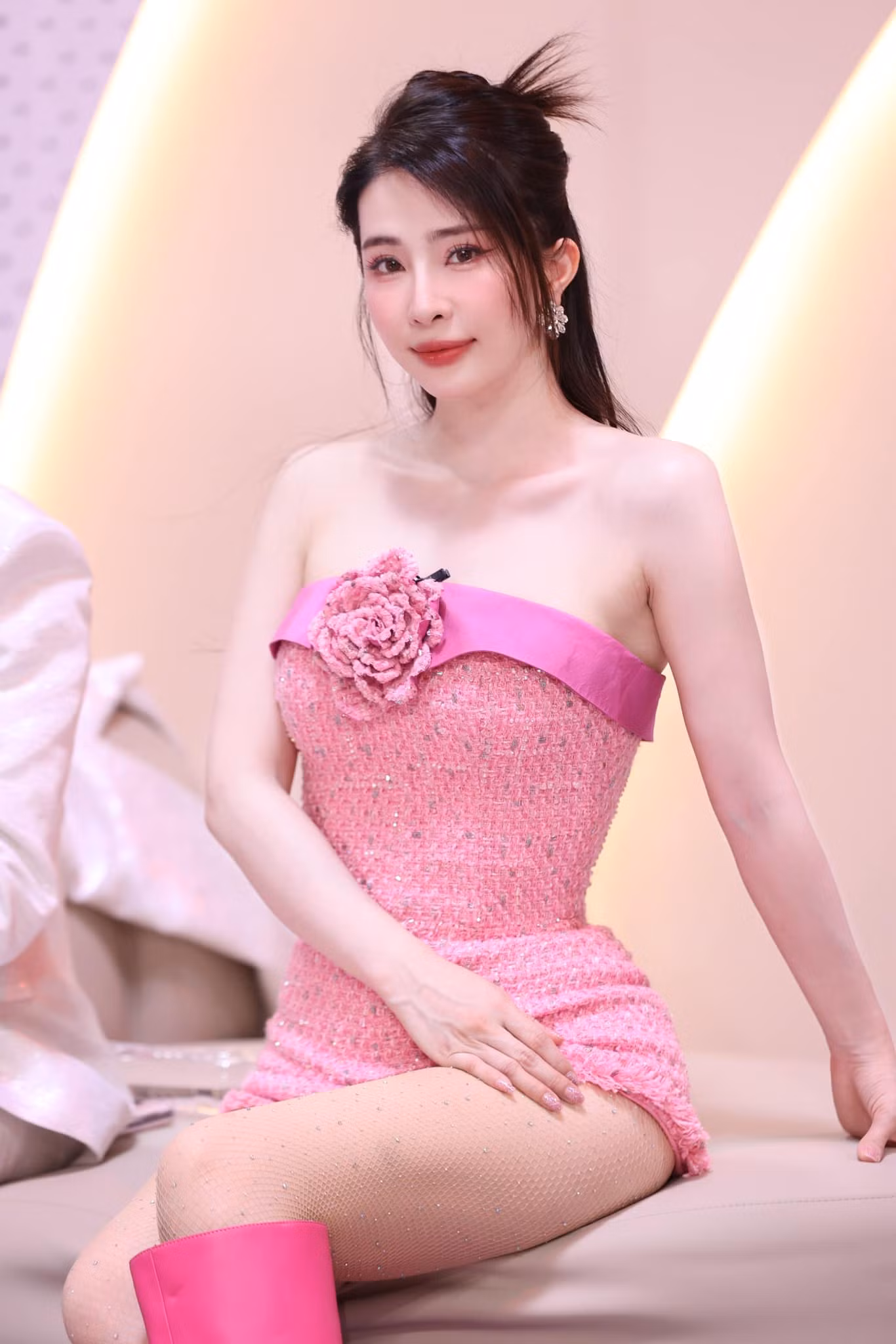 Hương Ly (trái) đăng tải nội dung kêu gọi chuyển tiền mua bình chọn giống với Quỳnh Nga. Cô xóa bài sau khi Quỳnh Nga nhận chỉ trích.