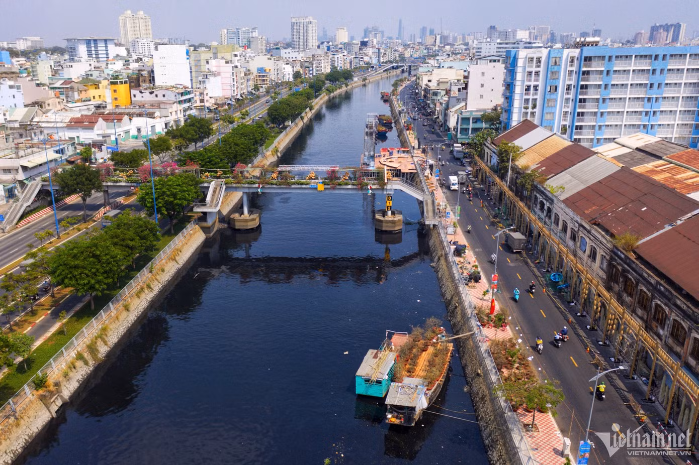 Hiện tại, bến Bình Đông vẫn còn khá vắng ghe thuyền. Chợ hoa nơi đây bắt đầu từ 25 đến ngày 30 tháng Chạp. Ngoài buôn bán còn có nhiều hoạt động khác như phố ông đồ, đờn ca tài tử trên ghe, lân sư rồng tại sân khấu chính, hội thi cắm hoa, mâm ngũ quả...