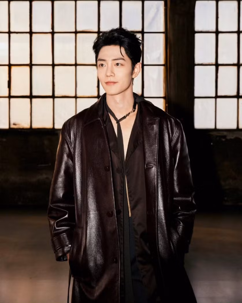 Nam diễn viên Tiêu Chiến xuất hiện tại Milan Fashion Week 2024 với vai trò người đại diện thương hiệu Gucci. Trước đó, Tiêu Chiến có mặt tại show của Tod. Nam diễn viên được nhiều người hâm mộ đón đợi, nhiều từ khóa liên quan đến anh tại tuần lễ thời trang chiếm lĩnh hot search Weibo Trung Quốc. Ảnh: Getty, Weibo.