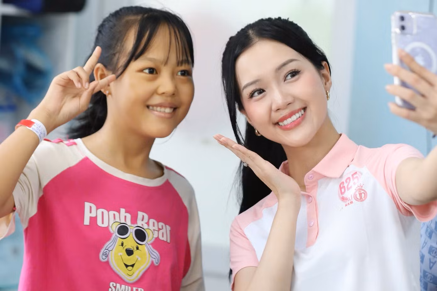 Các thí sinh dành thời gian hỏi han, trò chuyện và động viên từng em nhỏ cũng như người thân của các em. Bằng sự chân thành, top 25 Hoa hậu Việt Nam 2024 đã góp phần mang đến niềm vui và nụ cười cho những “chiến binh nhí”.