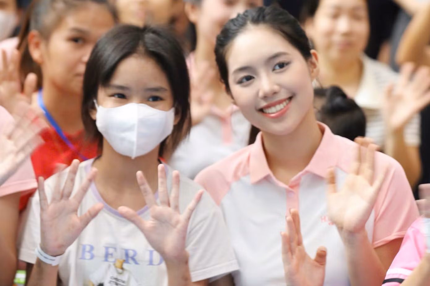 Top 25 thí sinh trao quà cho bệnh nhi tại khu vui chơi được đặt tại khoa Ung bướu, Huyết học và Ghép tủy.