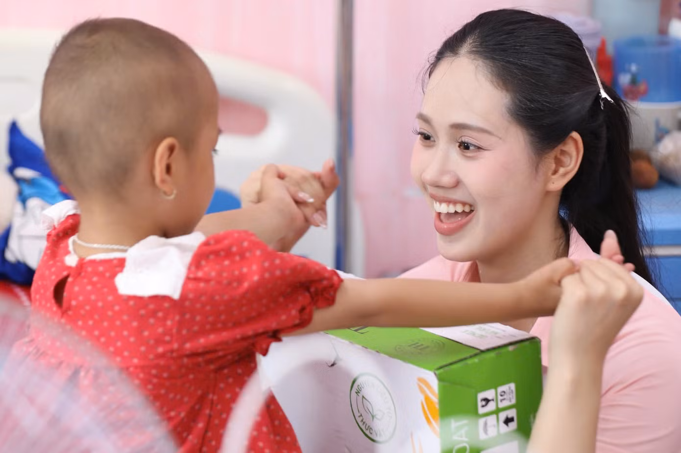 Các thí sinh dành thời gian hỏi han, trò chuyện và động viên từng em nhỏ cũng như người thân của các em. Bằng sự chân thành, top 25 Hoa hậu Việt Nam 2024 đã góp phần mang đến niềm vui và nụ cười cho những “chiến binh nhí”.