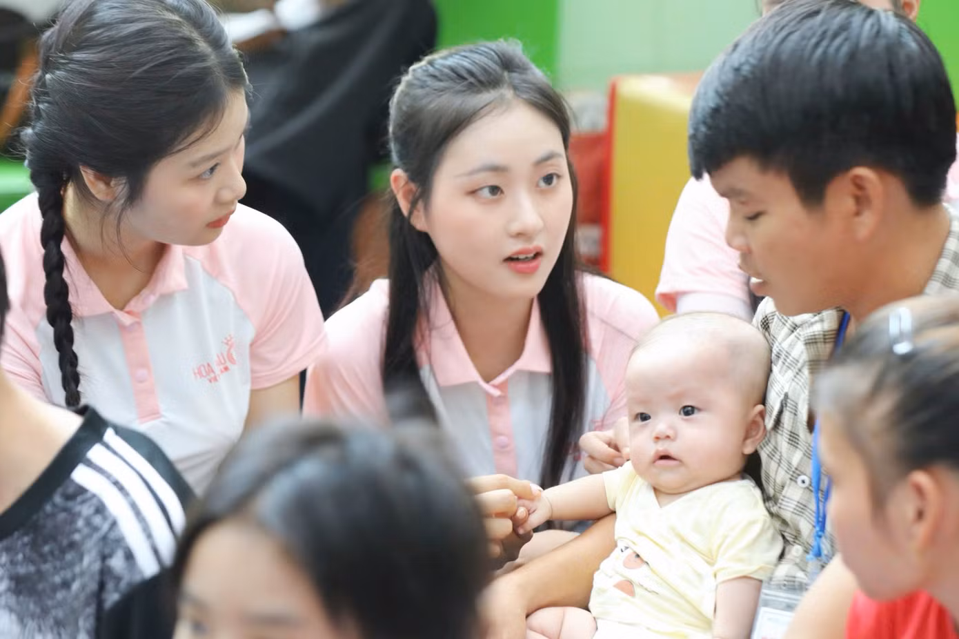 Top 25 thí sinh trao quà cho bệnh nhi tại khu vui chơi được đặt tại khoa Ung bướu, Huyết học và Ghép tủy.