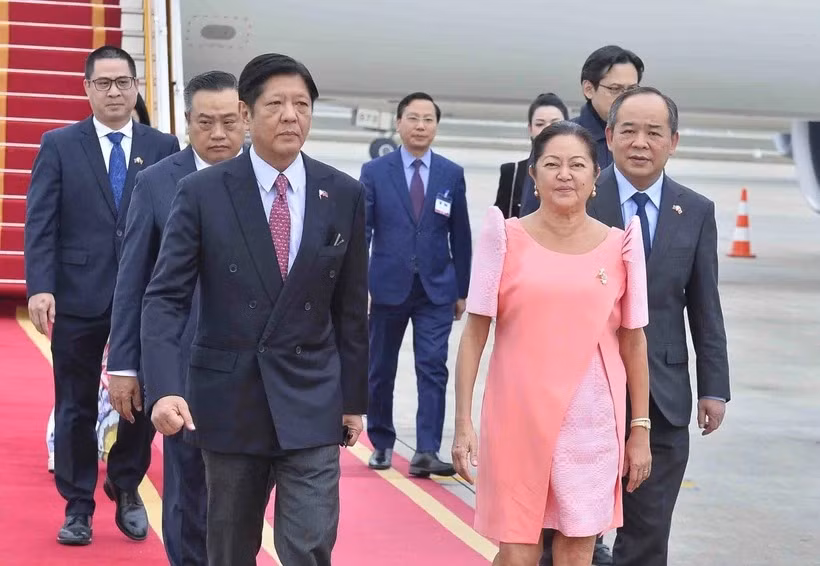 Tổng thống Philippines Ferdinand Romualdez Marcos Jr. và Phu nhân đến Sân bay Quốc tế Nội Bài (Hà Nội). (Ảnh: Minh Đức/TTXVN) Tổng thống Philippines Ferdinand Romualdez Marcos Jr. và Phu nhân đến Sân bay Quốc tế Nội Bài (Hà Nội). (Ảnh: Minh Đức/TTXVN)