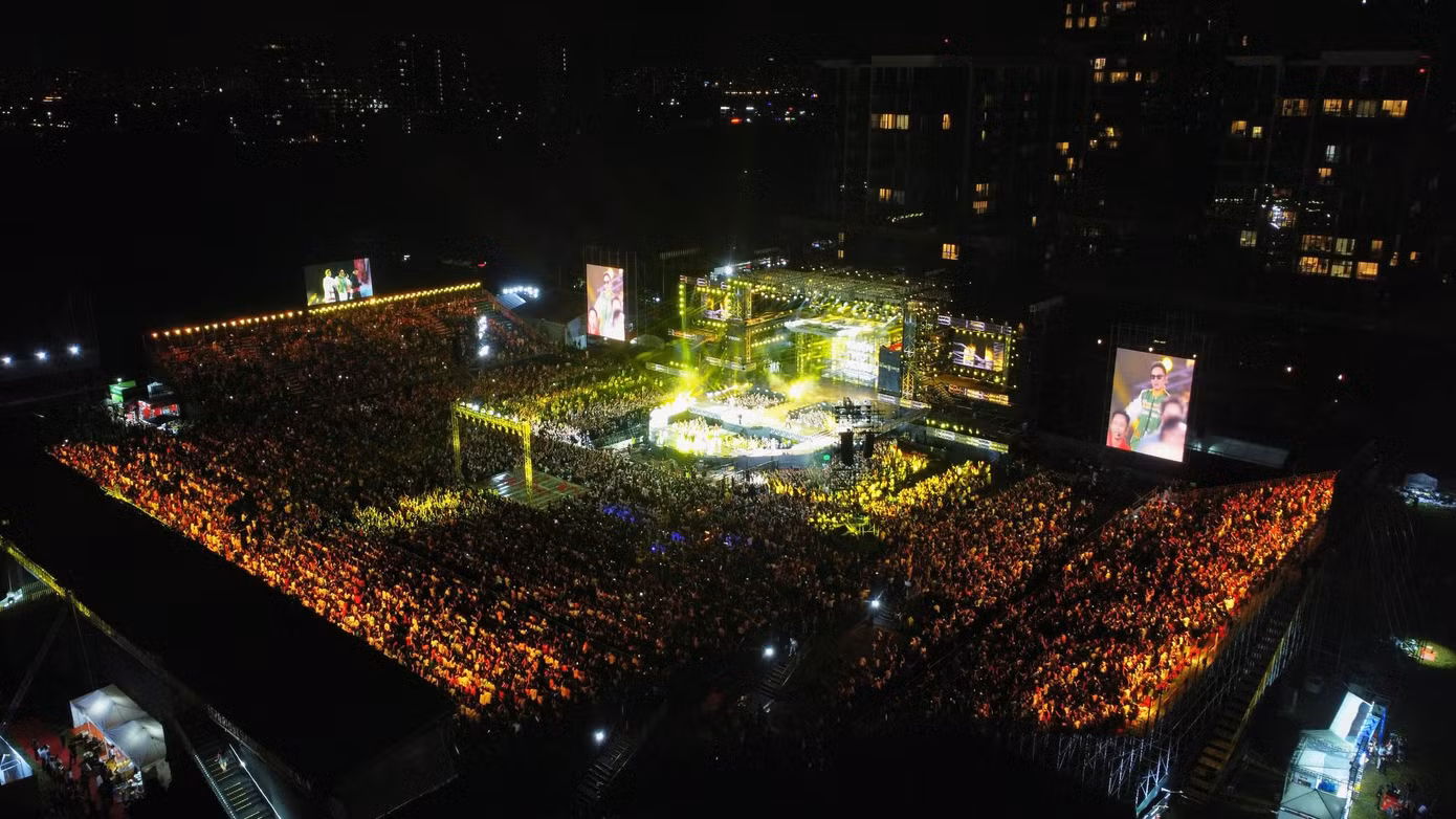 Concert tại TPHCM của Anh trai vượt ngàn chông gai hút hơn 20.000 khán giả, thời lượng hơn 5 tiếng đồng hồ. Concert tại TPHCM của Anh trai vượt ngàn chông gai hút hơn 20.000 khán giả, thời lượng hơn 5 tiếng đồng hồ.